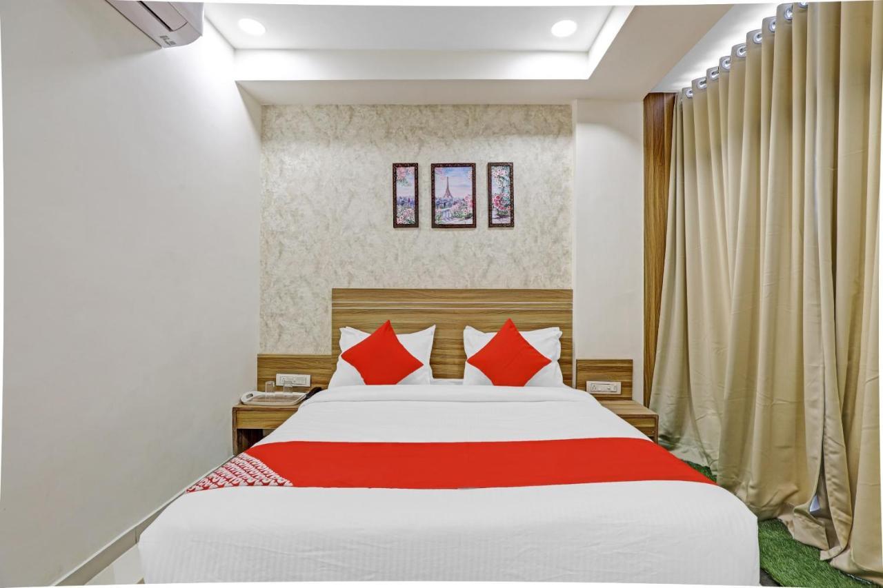 Oyo Flagship 86605 Hotel The Meriton アーメダバード エクステリア 写真