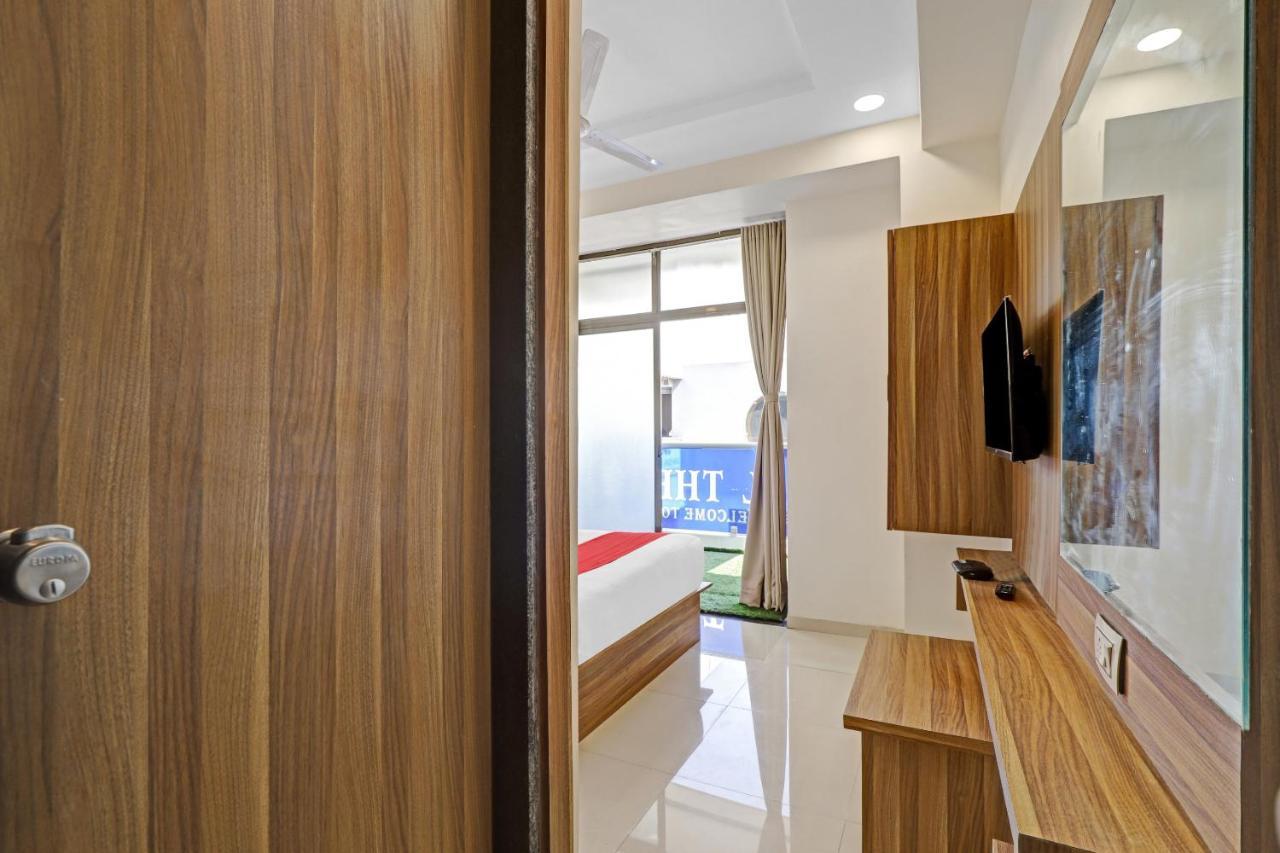 Oyo Flagship 86605 Hotel The Meriton アーメダバード エクステリア 写真