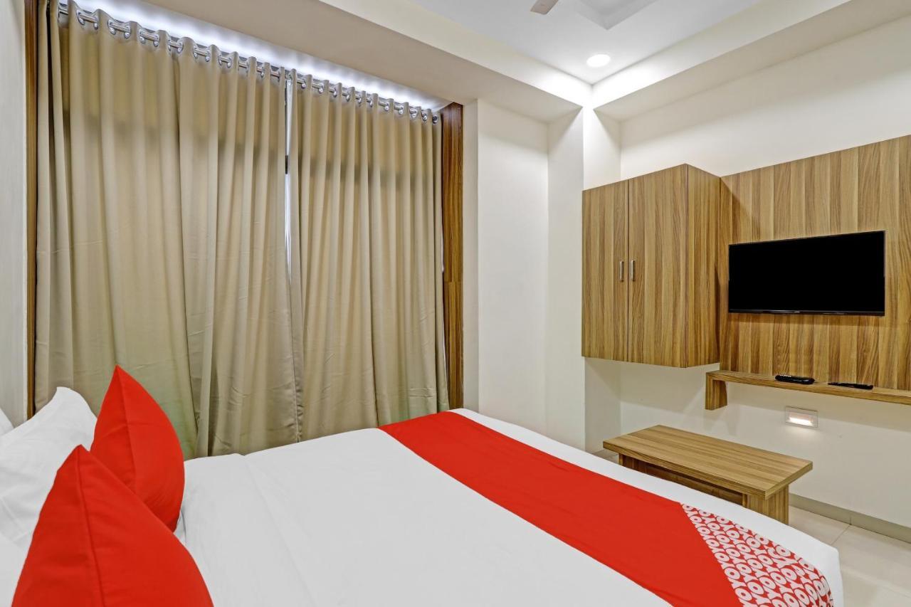 Oyo Flagship 86605 Hotel The Meriton アーメダバード エクステリア 写真