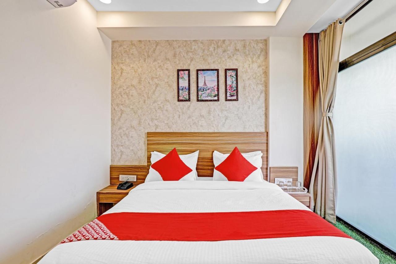 Oyo Flagship 86605 Hotel The Meriton アーメダバード エクステリア 写真