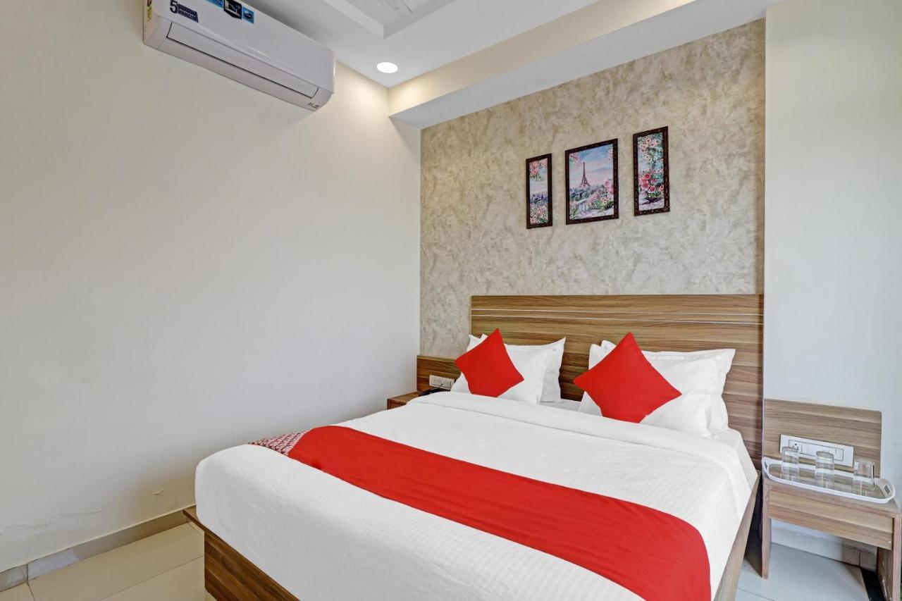 Oyo Flagship 86605 Hotel The Meriton アーメダバード エクステリア 写真