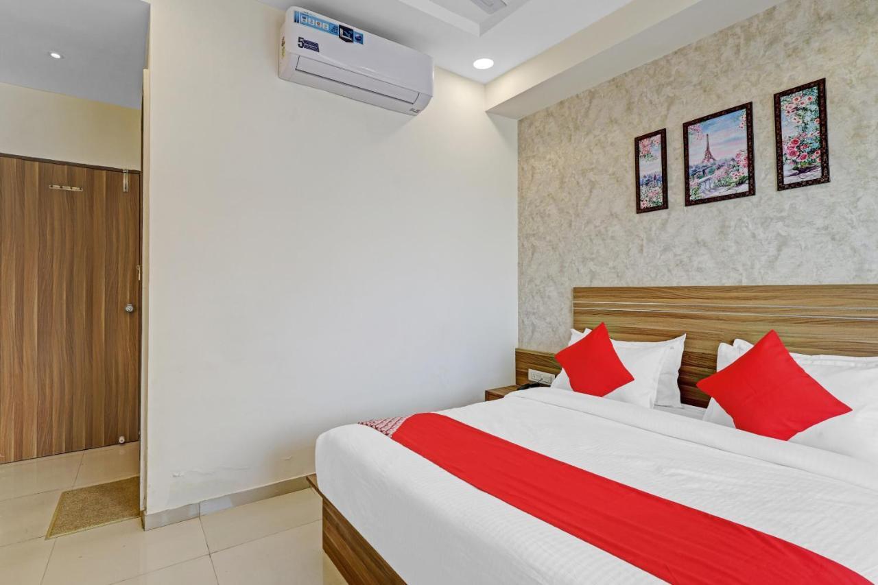 Oyo Flagship 86605 Hotel The Meriton アーメダバード エクステリア 写真