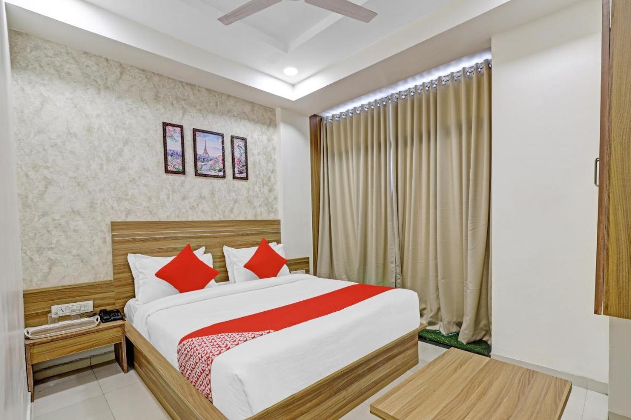 Oyo Flagship 86605 Hotel The Meriton アーメダバード エクステリア 写真