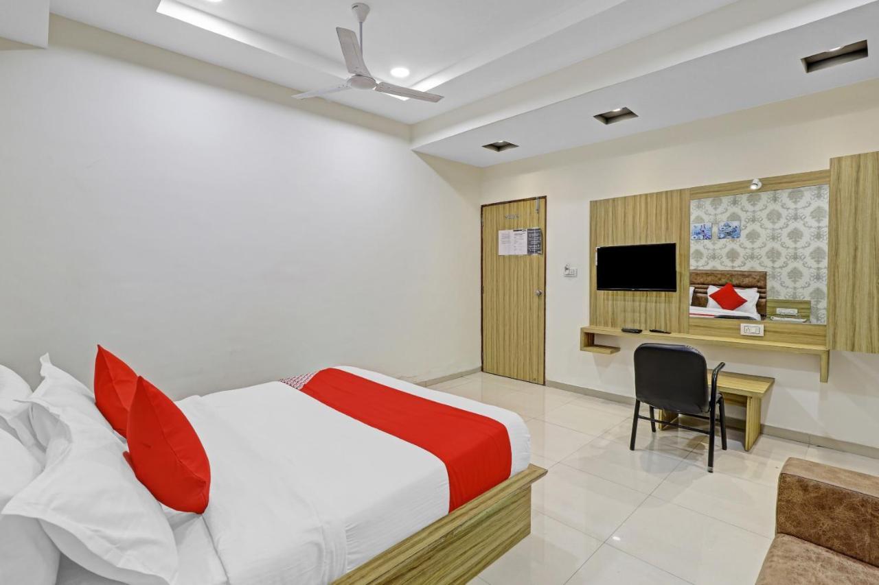 Oyo Flagship 86605 Hotel The Meriton アーメダバード エクステリア 写真