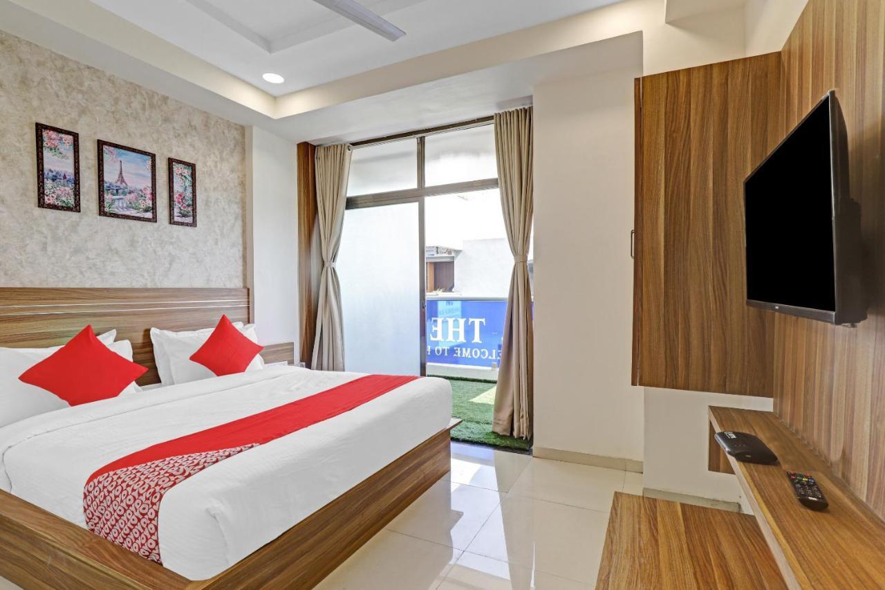 Oyo Flagship 86605 Hotel The Meriton アーメダバード エクステリア 写真