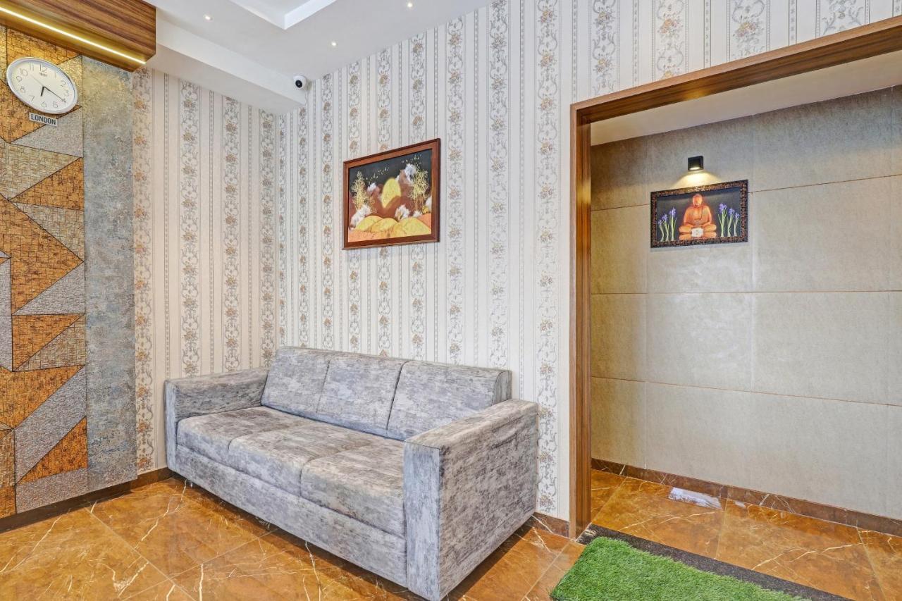 Oyo Flagship 86605 Hotel The Meriton アーメダバード エクステリア 写真