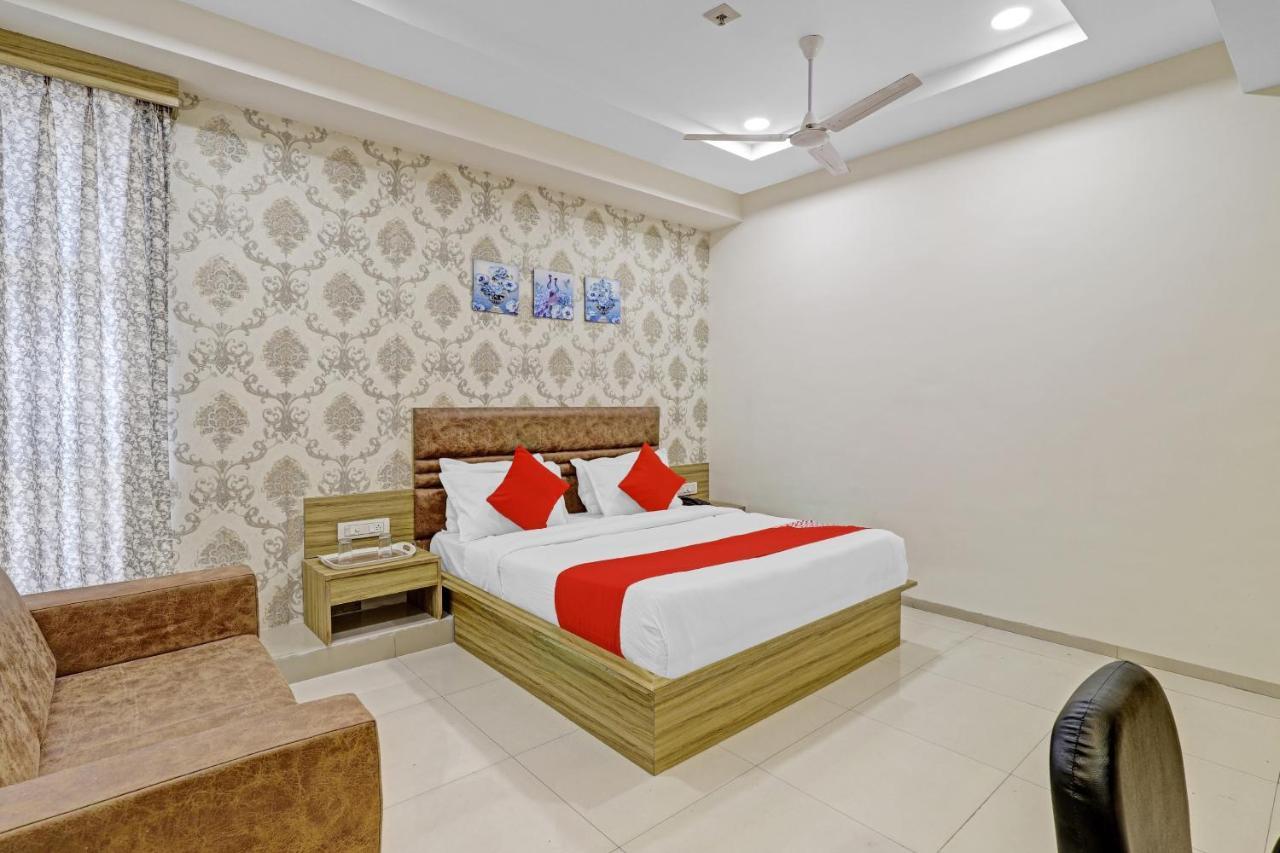 Oyo Flagship 86605 Hotel The Meriton アーメダバード エクステリア 写真